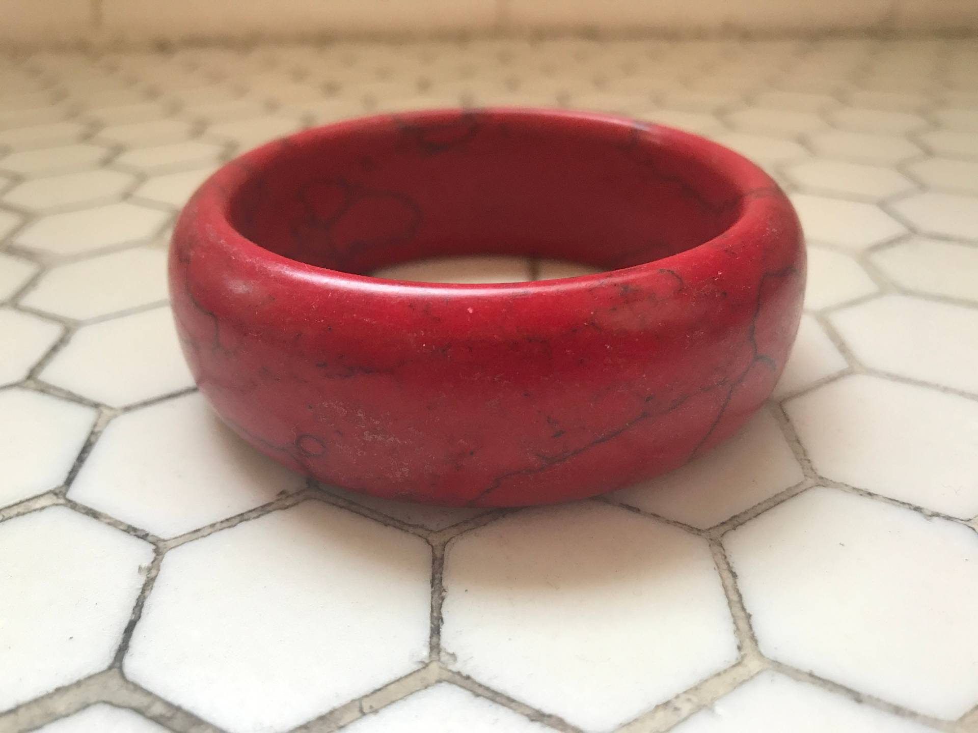 Howlith Stein Armreif Rot Türkis Howlith Stein Armreif Rot Türkis von littlebabykitty8