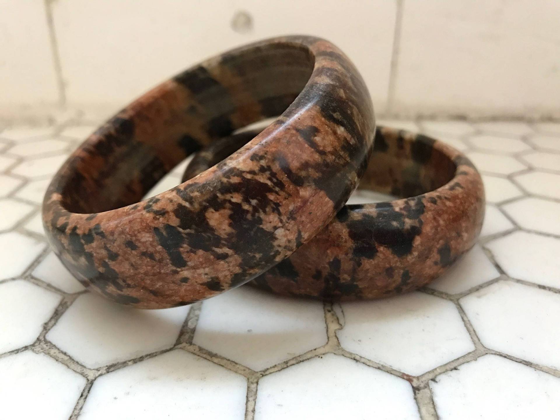 Marmor Brauner Gefärbt Steine Armreifen, Paar Marmor Brauner Gefärbt Steine Armreifen, Paar von littlebabykitty8