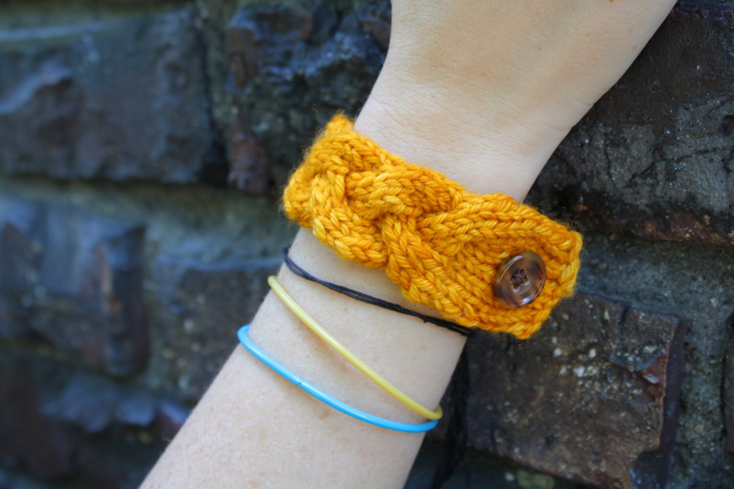 Gold Stricken Stulpen Mit Kabelgebundenen Braid Und Schaltfläche Gold Stricken Stulpen Mit Kabelgebundenen Braid Und Schaltfläche von littlebeastieknits
