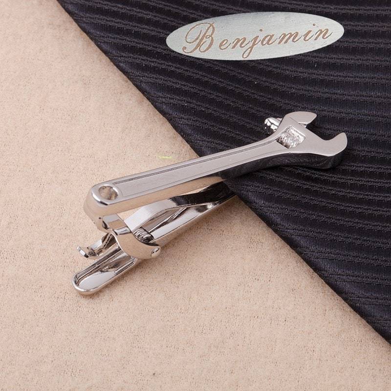 Individuelle Krawattenstange, Personalisiertes Geschenk, Schraubenschlüssel Krawattenklammer, Einzigartige Krawattenklammern, Rohrzange Individuelle Krawattenstange, Personalisiertes Geschenk, Schraubenschlüssel Krawattenklammer, Einzigartige Krawattenklammern, Rohrzange von littlebeees