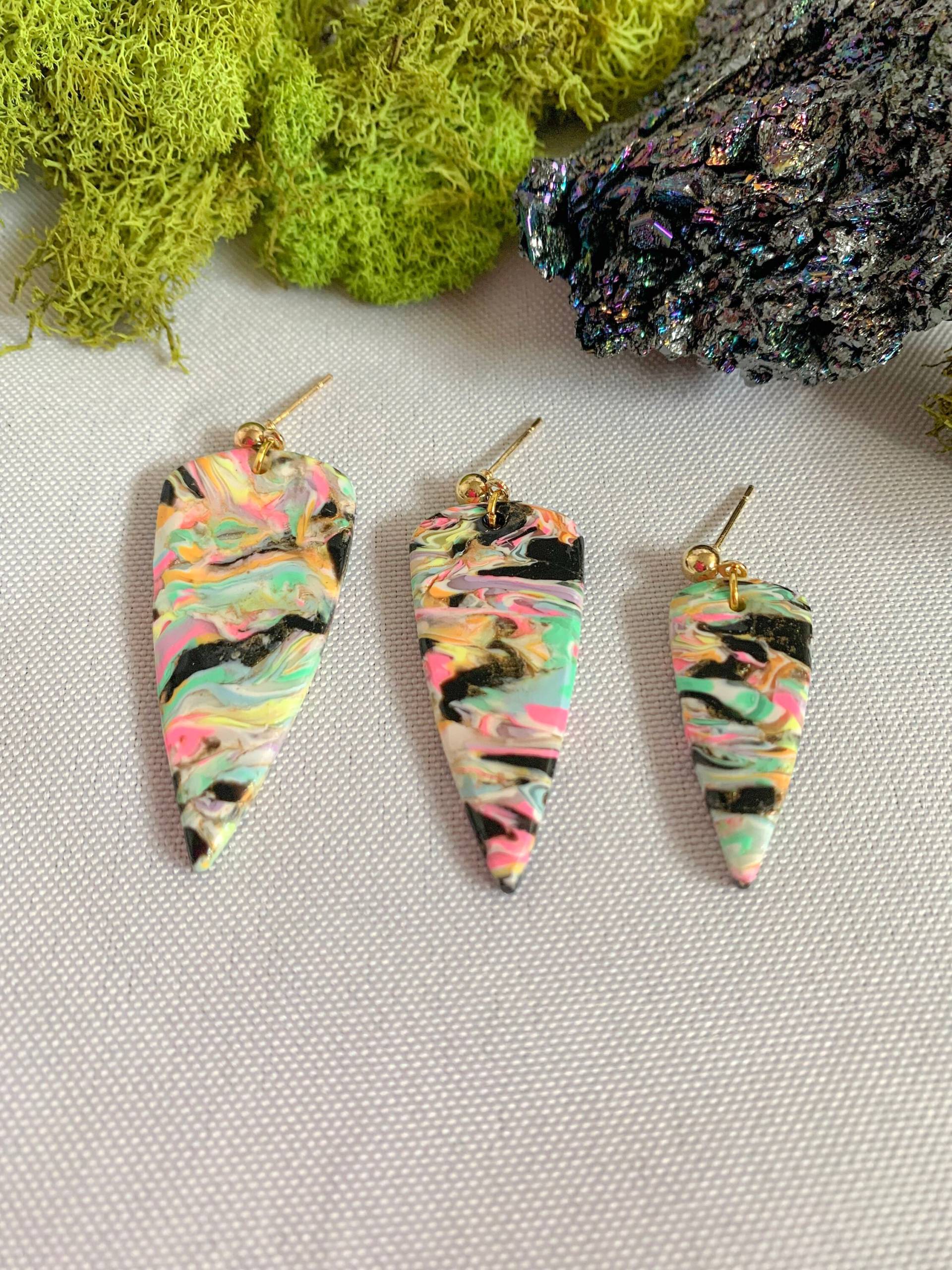 80Er Jahre Muster Neon Regenbogen Polymer Clay Ohrringe - Dolche 80Er Jahre Muster Neon Regenbogen Polymer Clay Ohrringe - Dolche von littlebeezdesignsco