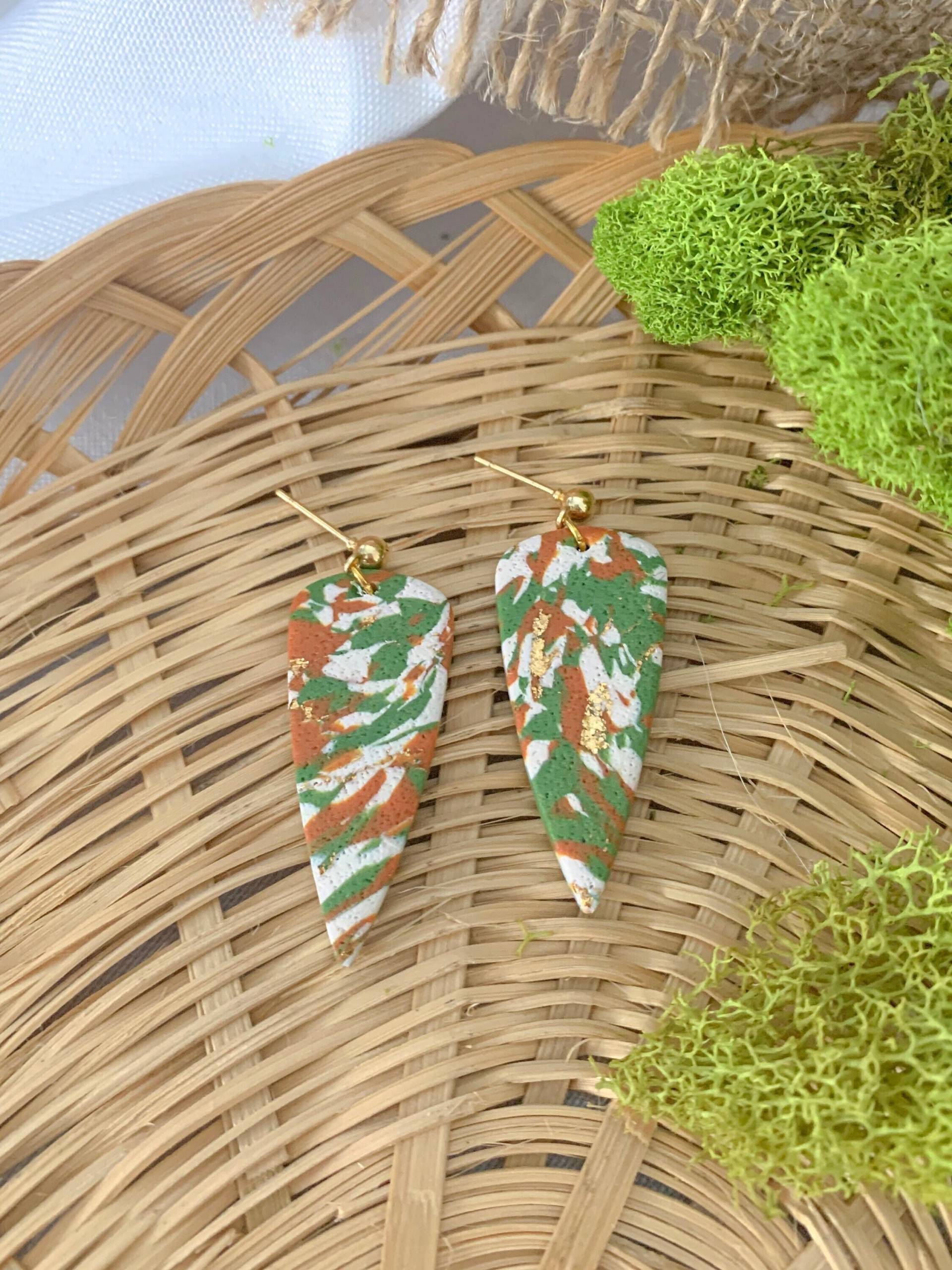 Boho Polymer Clay Ohrringe | Grün, Orange, Creme Dolche Boho Polymer Clay Ohrringe | Grün, Orange, Creme Dolche von littlebeezdesignsco