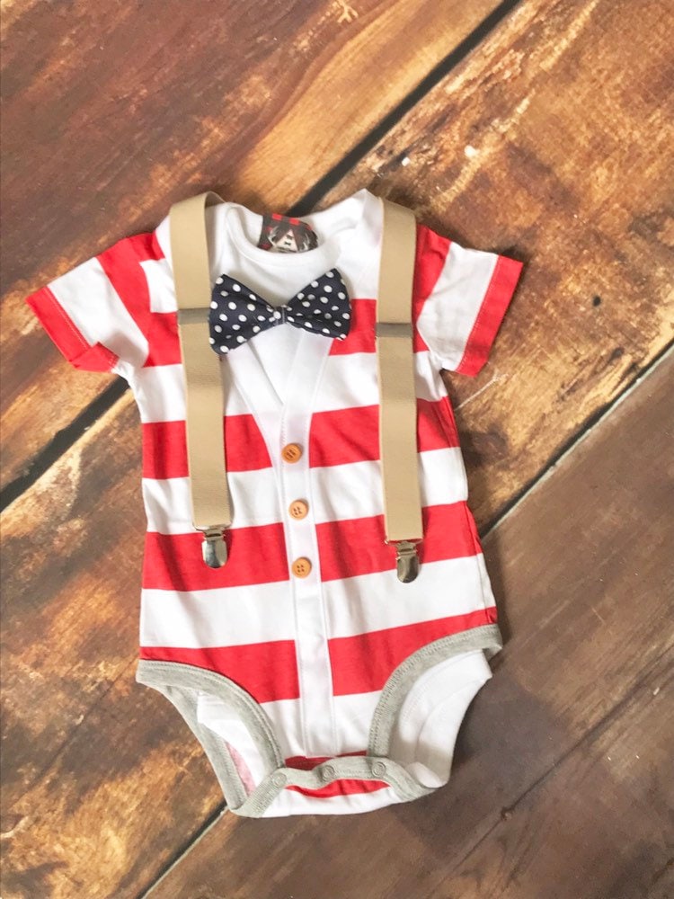 Baby Junge Nach Hause Kommen Outfit. Cardigan Bodysuit Mit Pünktchen Fliege Und Beigen Hosenträgern. Das Perfekte Hochzeitsoutfit. Babyshower von littlechunkclothing