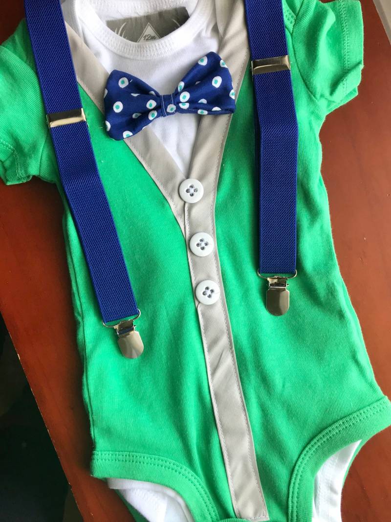 Baby Preppy Outfit. Säuglingsbekleidung . Fliege Onesie Set. Royal Blaue Hosenträger von littlechunkclothing