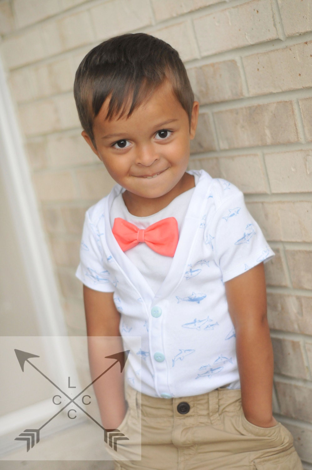 Entzückende Kleine Chunk Original Blauhai Strickjacke Body Mit Korallen Helle Fliege ..perfekt Für Ihren Kleinen Kerl Gentlemen von littlechunkclothing