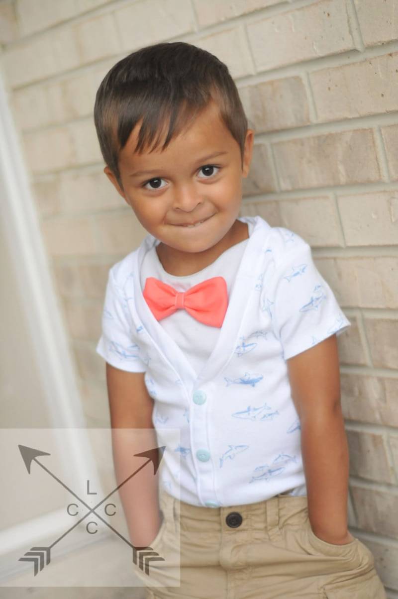 Entzückende Kleine Chunk Original Blauhai Strickjacke Body Mit Korallen Helle Fliege ..perfekt Für Ihren Kleinen Kerl Gentlemen von littlechunkclothing