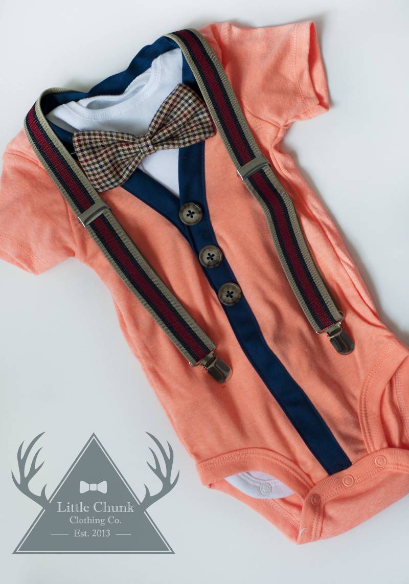 Orange Und Blaues Entzückendes Gestricktes Strickjacke-Bodysuitset Mit Ausgefallener Karierter Fliege Tortiose-Knöpfen. Hochzeiten Taufe von littlechunkclothing