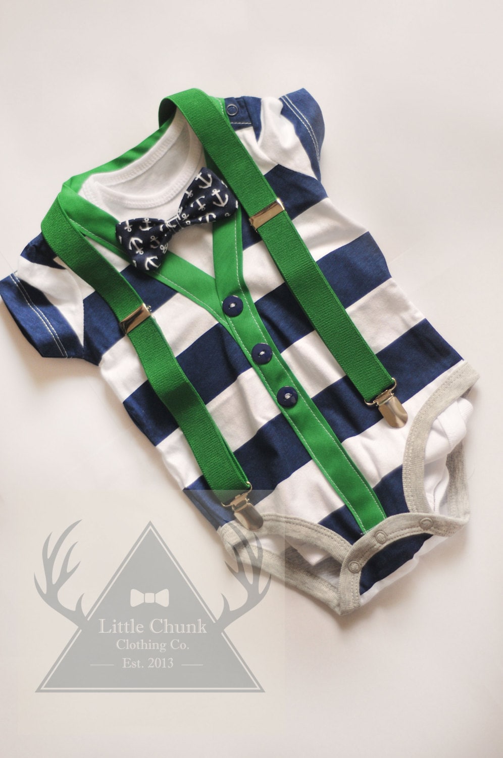 Weiß-Marine Gestreifte Strickjacke Fliege Baby-Jungen Kleidung Strampelanzug W/Grüne Hosenträger.very Dapper, Mittagessen, Taufen Und Taufen von littlechunkclothing