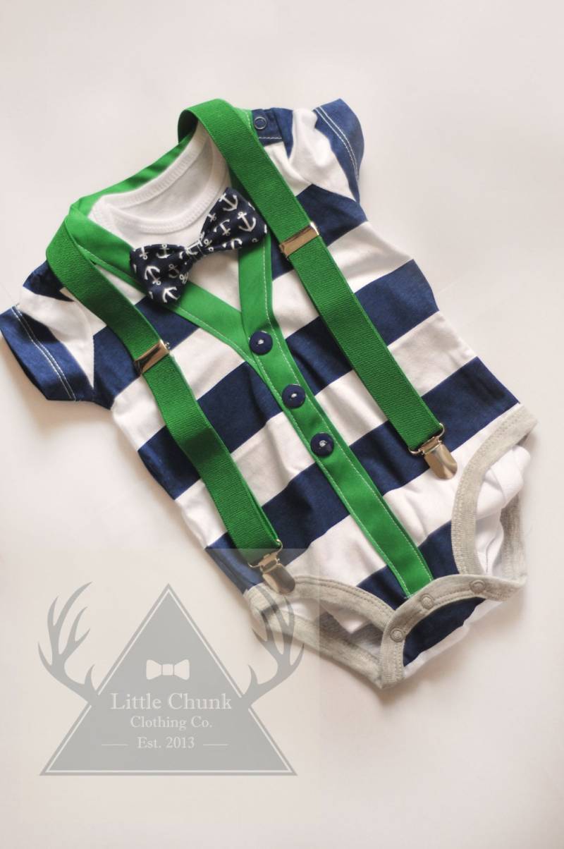 Weiß-Marine Gestreifte Strickjacke Fliege Baby-Jungen Kleidung Strampelanzug W/Grüne Hosenträger.very Dapper, Mittagessen, Taufen Und Taufen von littlechunkclothing