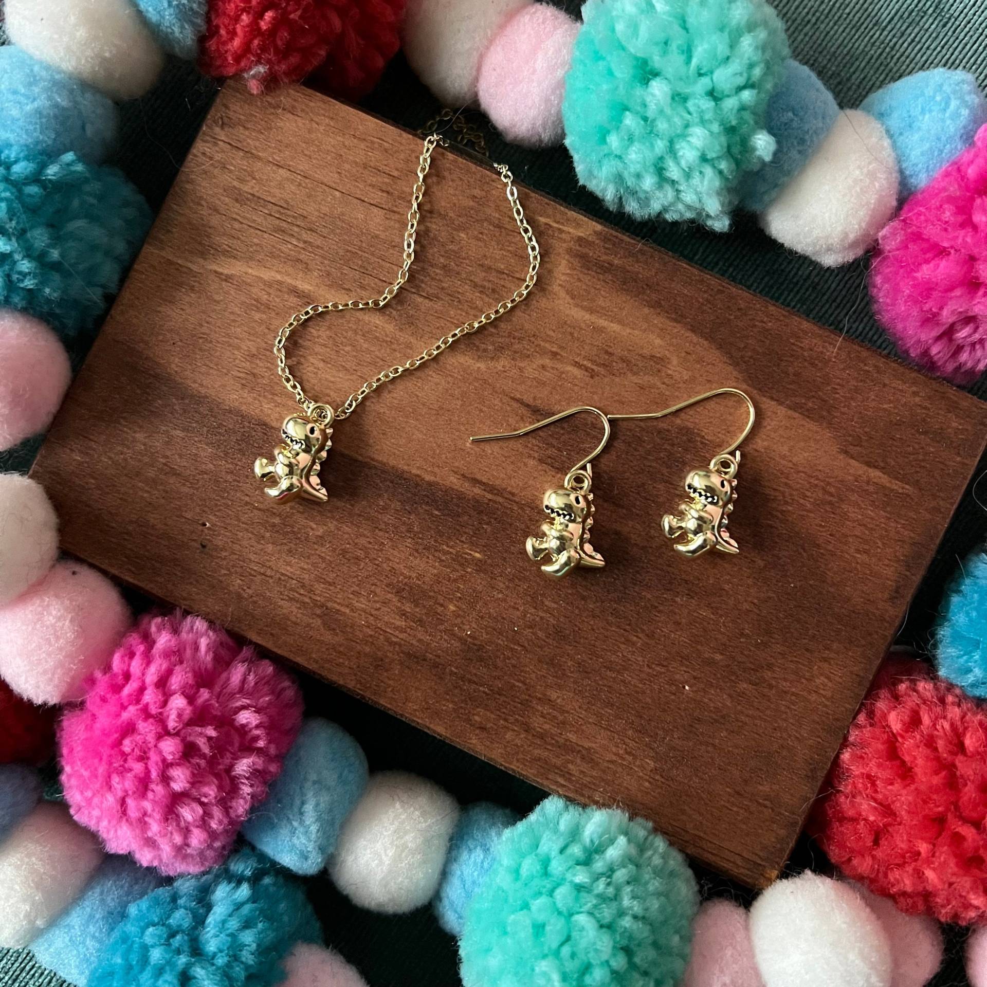 Gold Dinosaurier Set - Ohrringe Schmuck Halskette Kinder Geschenk Mädchen Lustiger Lustiges von littlegembabes