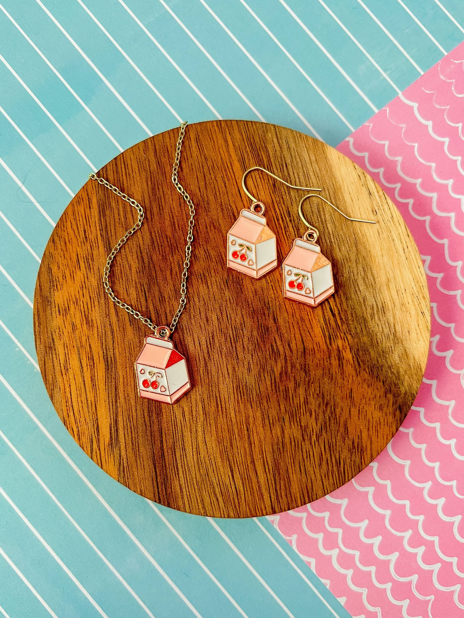 Kirschmilch - Milch Halskette Kinder Schmuck Mädchen Ohrringe Charm -Mädchen Geschenk -Emaille Anhänger Kirschmilch - Milch Halskette Kinder Schmuck Mädchen Ohrringe Charm -Mädchen Geschenk -Emaille Anhänger von littlegembabes