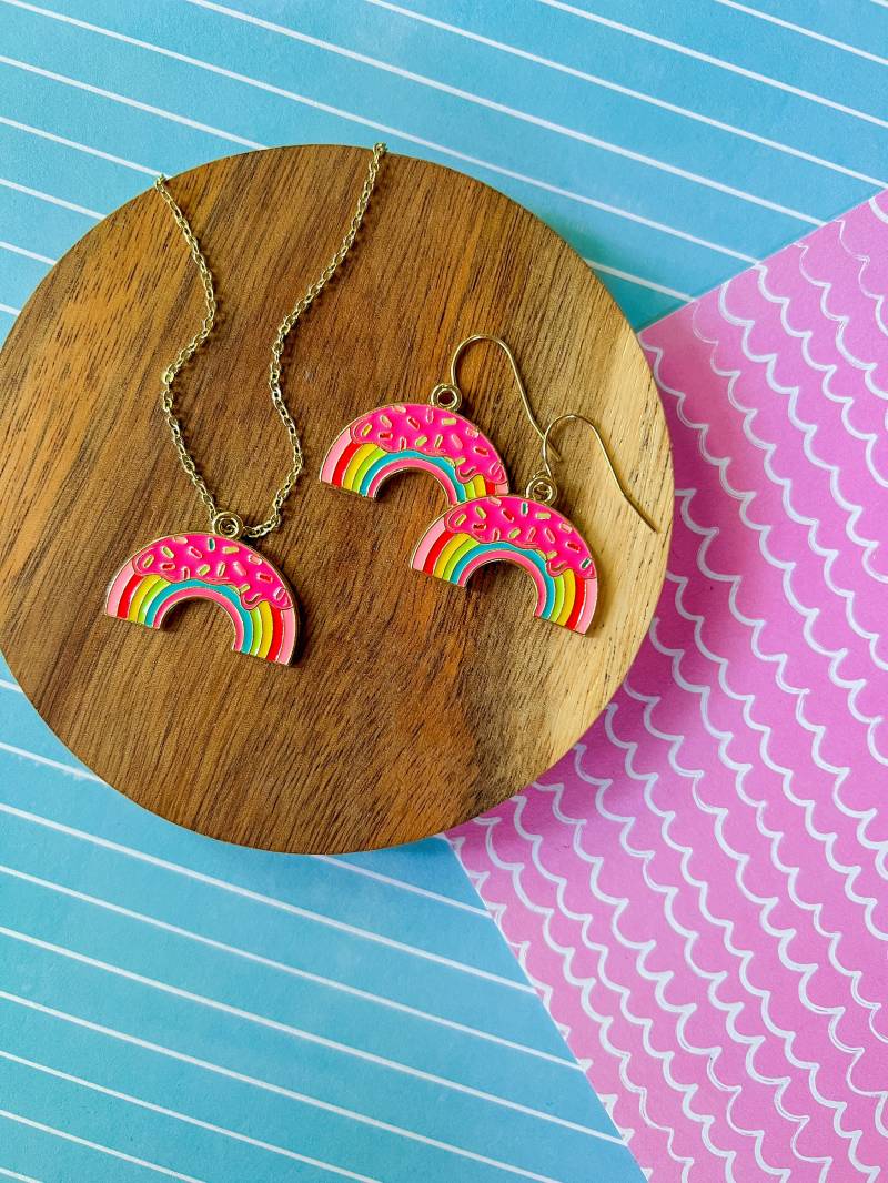 Sprinkle Rainbow - Regenbogen-Ohrringe Regenbogen-Halskette Regenbogen-Schmuck Frosted Mädchen-Geschenk Geschenk Unter 15 Regenbogen von littlegembabes