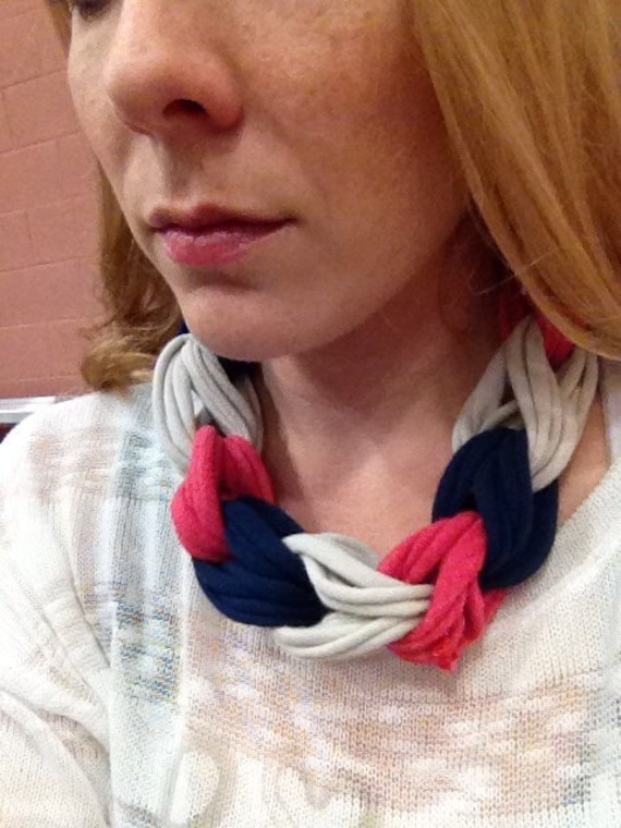 Upcycled T-Shirt Halskette Upcycled T-Shirt Halskette von littlegeneralstore