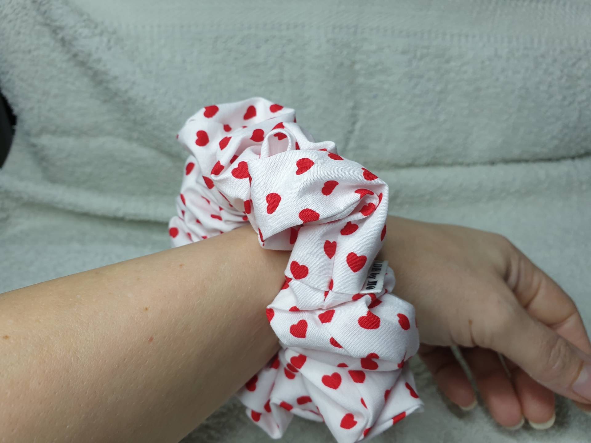 Haargummi, Scrunchie, Valentinstag, Herzen, Kleine Herze Haargummi, Scrunchie, Valentinstag, Herzen, Kleine Herze von littlegiftsbymo