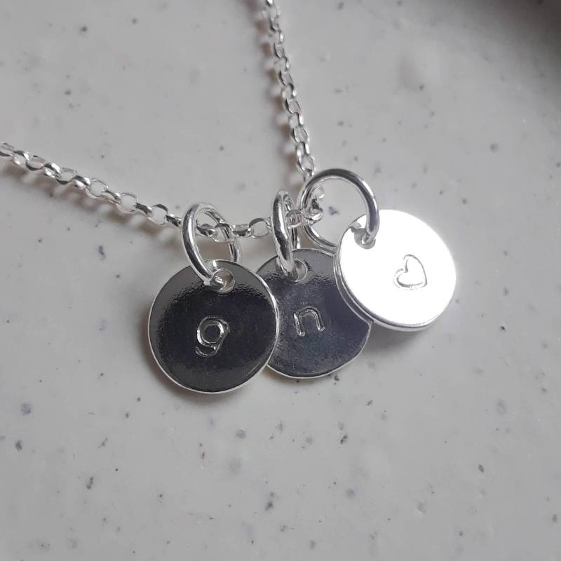 Handgestempelte Sterlingsilber-Halskette, Personalisierte Plättchen, Buchstabenanhänger Handgestempelte Sterlingsilber-Halskette, Personalisierte Plättchen, Buchstabenanhänger von littleglamour