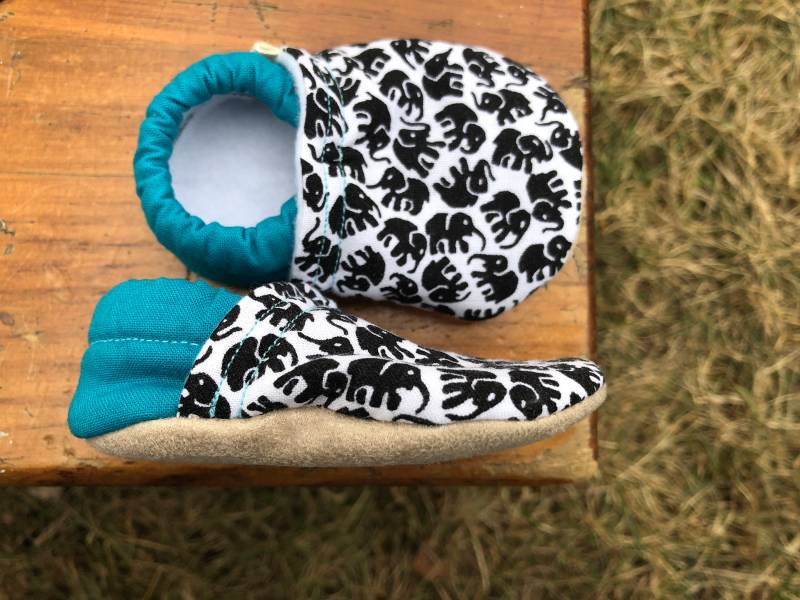 Baby Schuhe - Blaugrün Mit Schwarz-Weißem Elefanten Stoff Benutzerdefinierte Größen 0-3 3-6 6-12 12-18 18-24 2 T 3 4 von littlehouseofcolors