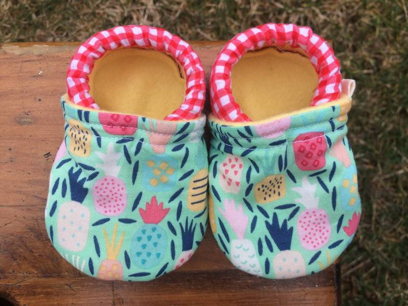 Baby-Schuhe - Bunter Ananas-Druck Mit Rotem Vichy-Karo Benutzerdefinierte Größen 0-24 Monate 2T-4T von littlehouseofcolors