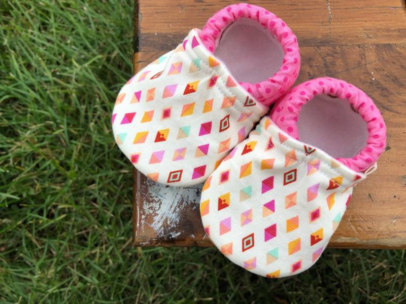 Baby-Schuhe - Bunter Diamanten-Druck Mit Rosa Tupfen Benutzerdefinierte Größen 0-24 Monate 2T-4T von littlehouseofcolors