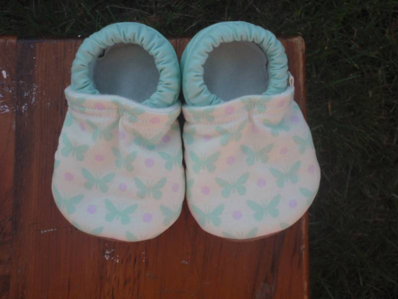 Baby-Schuhe - Creme Mit Minze Schmetterlingen Und Lavendelpunkten Benutzerdefinierte Größen 0-24 Monate 2T-4T von littlehouseofcolors