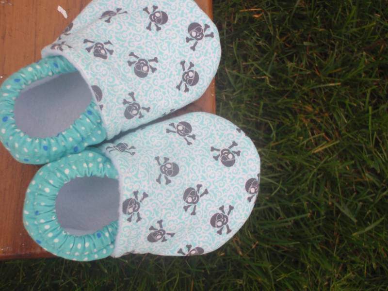 Baby Schuhe - Grau/Grau Piraten Schädel Mit Türkis Blau Und Weiß Retro Punkt Print Benutzerdefinierte Größen 0-24 Monate 2T-4T von littlehouseofcolors