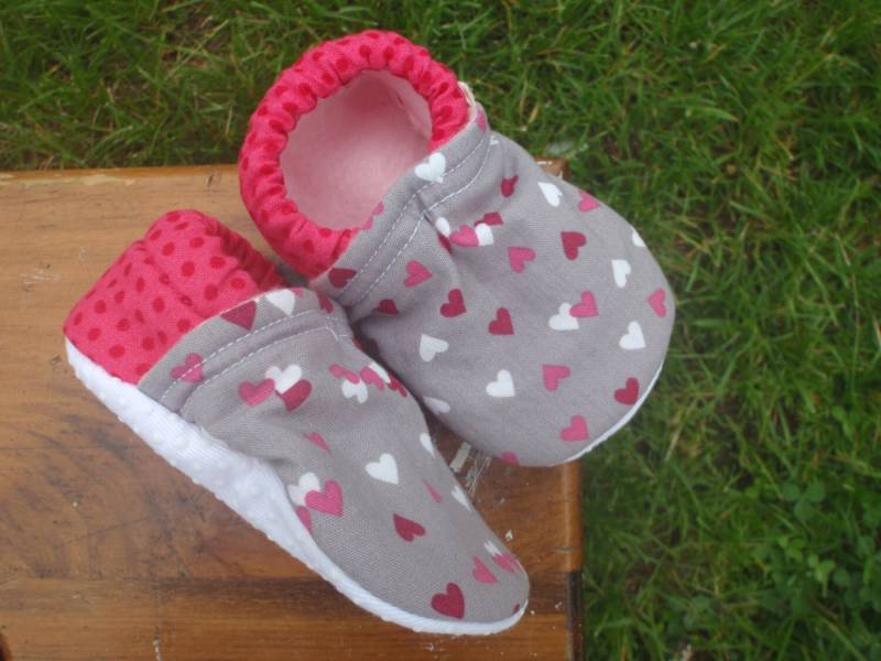Baby Schuhe - Grau Mit Rosa, Rot Und Weiß Herzen Rosa Tupfen Benutzerdefinierte Größen 0-24 Monate 2T-4T von littlehouseofcolors