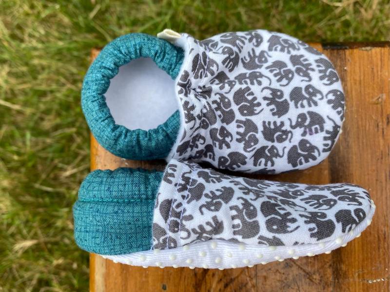 Baby Schuhe - Graue Elefanten Mit Dunkel Teal Stoff Benutzerdefinierte Größen 0-3 3-6 6-12 12-18 18-24 Monate 2T 3T 4T von littlehouseofcolors