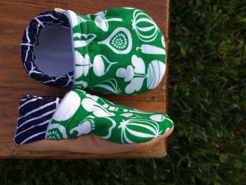 Baby Schuhe - Grün Gemüse Druck Mit Blauen Fischgräte Benutzerdefinierte Größen 0-3 3-6 6-12 12-18 18-24 Monate 2T 3T 4T von littlehouseofcolors