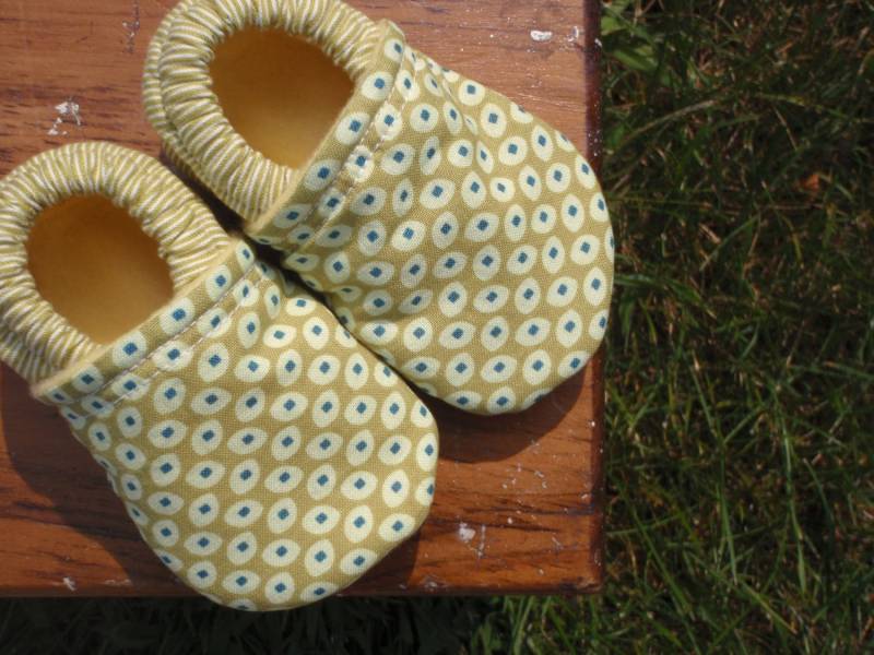 Baby Schuhe - Hell- & Olivgrüns, Marineblau Und Gelb Amy Butler's Samen Druck Auf Bestellung Größen 0-24 Monate 2T-4T von littlehouseofcolors