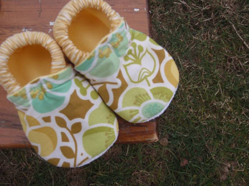 Baby-Schuhe - Neutrale Farben Faux Bois Und Blumenmuster Benutzerdefinierte Größen 0-24 Monate 2T-4T Von Little House Of Colors von littlehouseofcolors