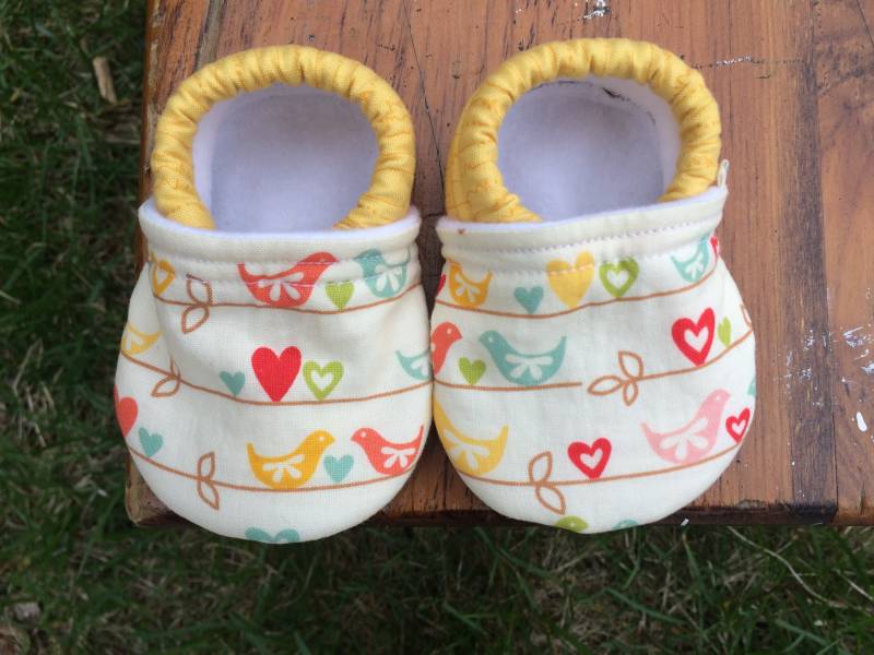 Baby-Schuhe - Pastell Vögel Mit Herzen Und Blättern Benutzerdefinierte Größen 0-24 Monate 2T-4T von littlehouseofcolors
