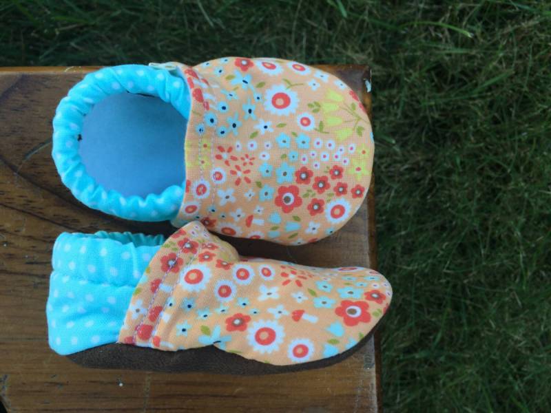 Baby Schuhe - Pfirsich Blumen/Pilz Druck Mit Blauen Tupfen Benutzerdefinierte Größen 0-24 Monate 2T-4T von littlehouseofcolors