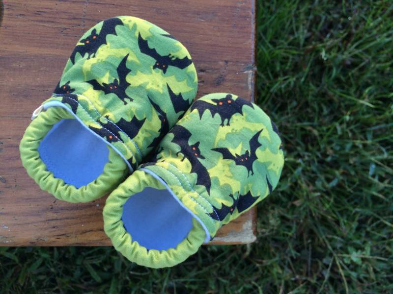 Baby Schuhe - Schwarze Und Hellgrüne Fledermäuse Auf Dunklerem Grün Benutzerdefinierte Größen 0-24 Monate 2T-4T von littlehouseofcolors