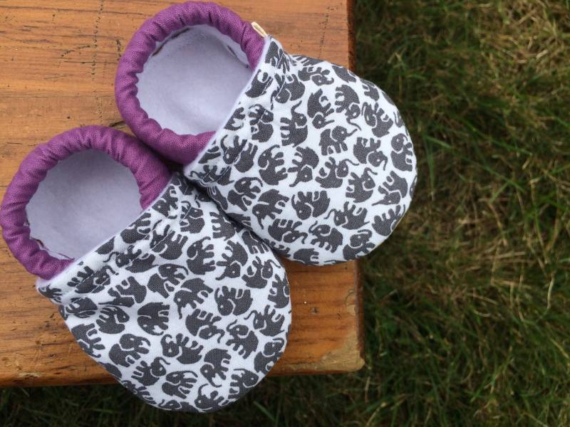 Baby Schuhe - Süße Graue Elefanten Mit Mauve Lila Stoff Benutzerdefinierte Größen 0-3 3-6 6-12 12-18 18-24 Monate 2T 3T 4T von littlehouseofcolors
