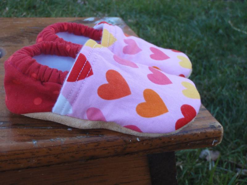 Baby Schuhe - Valentinstag Herzen Pink, Rot Und Orange Benutzerdefinierte Größen 0-24 Monate 2T-4T von littlehouseofcolors