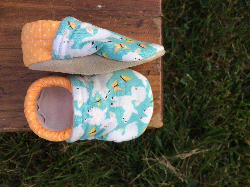 Babyschuhe - Hellblaue Lammschuhe Mit Orangen Tupfen Made To Order Größen 0-24 Monate 2T-4T von littlehouseofcolors