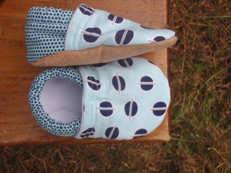 Babyschuhe - Hellblaue Und Dunkelblaue Drucke Mit Schrauben/Kreisen Benutzerdefinierte Größen 0-3 3-6 6-12 12-18 18-24 Monate 2T 3T 4T Babyschuhe - Hellblaue Und Dunkelblaue Drucke Mit Schrauben/Kreisen Benutzerdefinierte Größen 0-3 3-6 6-12 12-18 18-24 Monate 2T 3T 4T von littlehouseofcolors