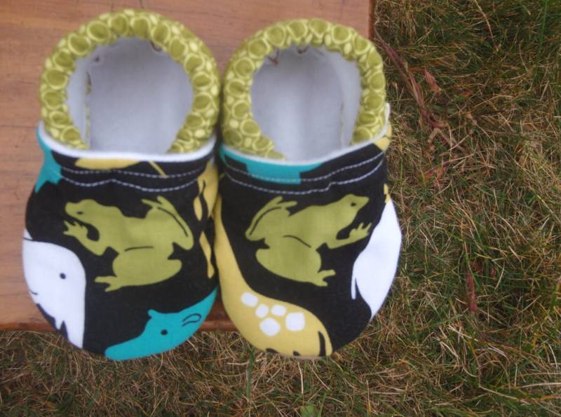 Babyschuhe Mit Fröschen in Grün Und Schwarz Gelb - Gender Neutral Wählen Sie 0-3 Oder 3-6 Monate von littlehouseofcolors