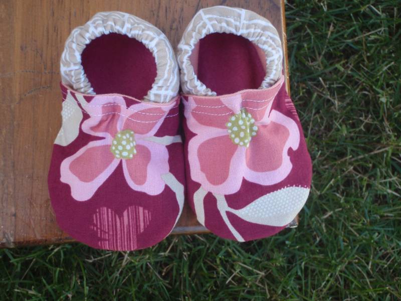 Baby Schuhe - Rosa Und Taupe Blumen Fischgrätenmuster Sondergrößen 0-24 Monate 2T-4T von littlehouseofcolors