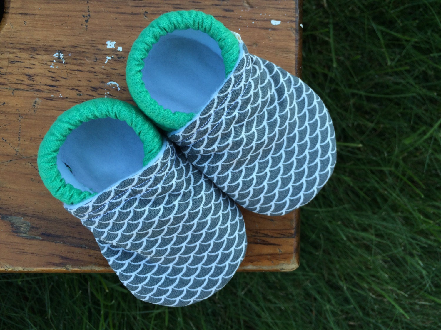 Krabbelschuhe - Grau/Grau Fischschuppen Print Mit Solid Jade Grün Benutzerdefinierte Größen 0-3 3-6 6-12 12-18 18-24 Monate 2T 3T 4T Krabbelschuhe - Grau/Grau Fischschuppen Print Mit Solid Jade Grün Benutzerdefinierte Größen 0-3 3-6 6-12 12-18 18-24 Monate 2T 3T 4T von littlehouseofcolors