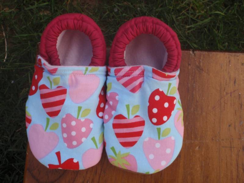 Krabbelschuhe - Rot Und Pink Erdbeeren Mit Grün Blau Benutzerdefinierte Größen 0-24 Monate 2T-4T von littlehouseofcolors