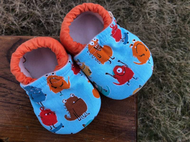 Krabbelschuhe - Rote, Orange Und Braune Monster Auf Blau Mit Stern Stoff Benutzerdefinierte Größen 0-3 3-6 6-12 12-18 18-24 Monate 2T-4T von littlehouseofcolors