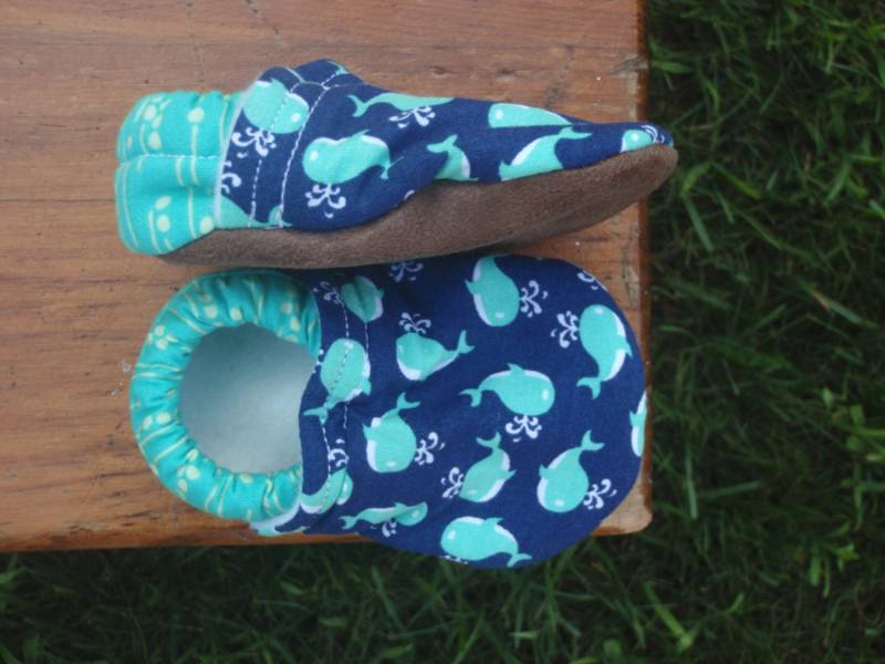 Krabbelschuhe - Türkis Kleine Wale Auf Marine Hintergrund Benutzerdefinierte Größen 0-3 3-6 6-12 12-18 18-24 Monate 2T 3T 4T Krabbelschuhe - Türkis Kleine Wale Auf Marine Hintergrund Benutzerdefinierte Größen 0-3 3-6 6-12 12-18 18-24 Monate 2T 3T 4T von littlehouseofcolors