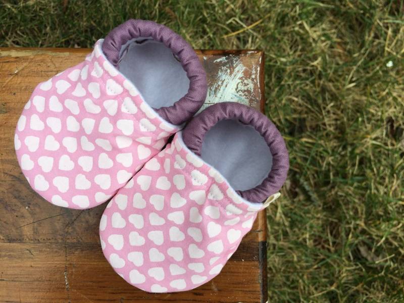 Letztes Paar - Baby Schuhe Pink Und Dusty Lila Mit Weißen Herzen Benutzerdefinierte Größen 0-18 Monate von littlehouseofcolors