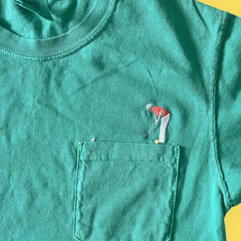 Gesticktes Golfer-T-Shirt | Komfort-Farben Kelly Green Kurzarm-Shirt Mit Golfer-stickerei Entlang Der Tasche Bestickter Rundhalsausschnitt Gesticktes Golfer-T-Shirt | Komfort-Farben Kelly Green Kurzarm-Shirt Mit Golfer-stickerei Entlang Der Tasche Bestickter Rundhalsausschnitt von littlelambdesignsUS