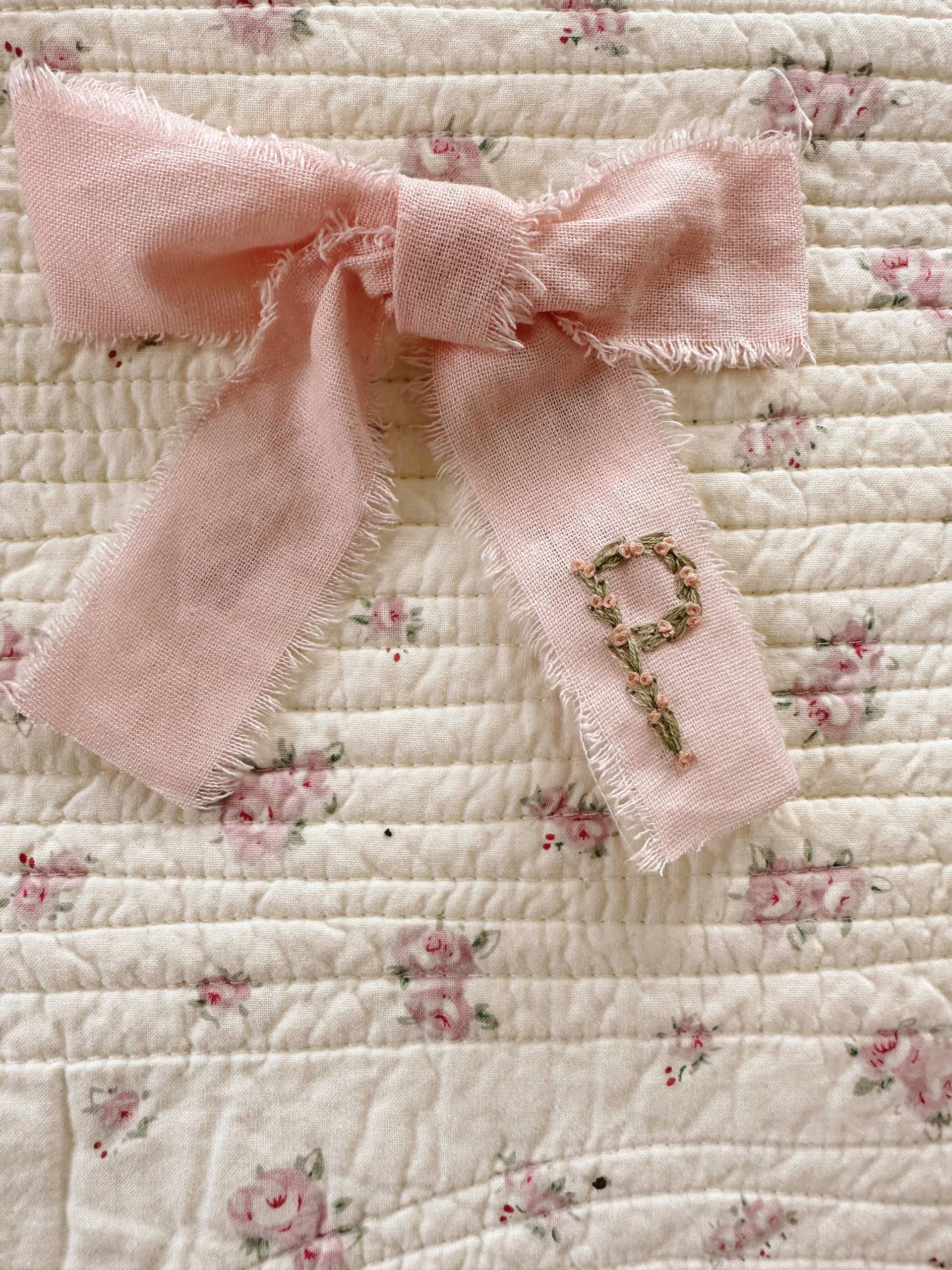 Individuell Gestickte Blumeninitialen-Haarspange | Initiale Auf Haarband Personalisierte Schleife Adrette Mädchen Haarspange von littlelambdesignsUS