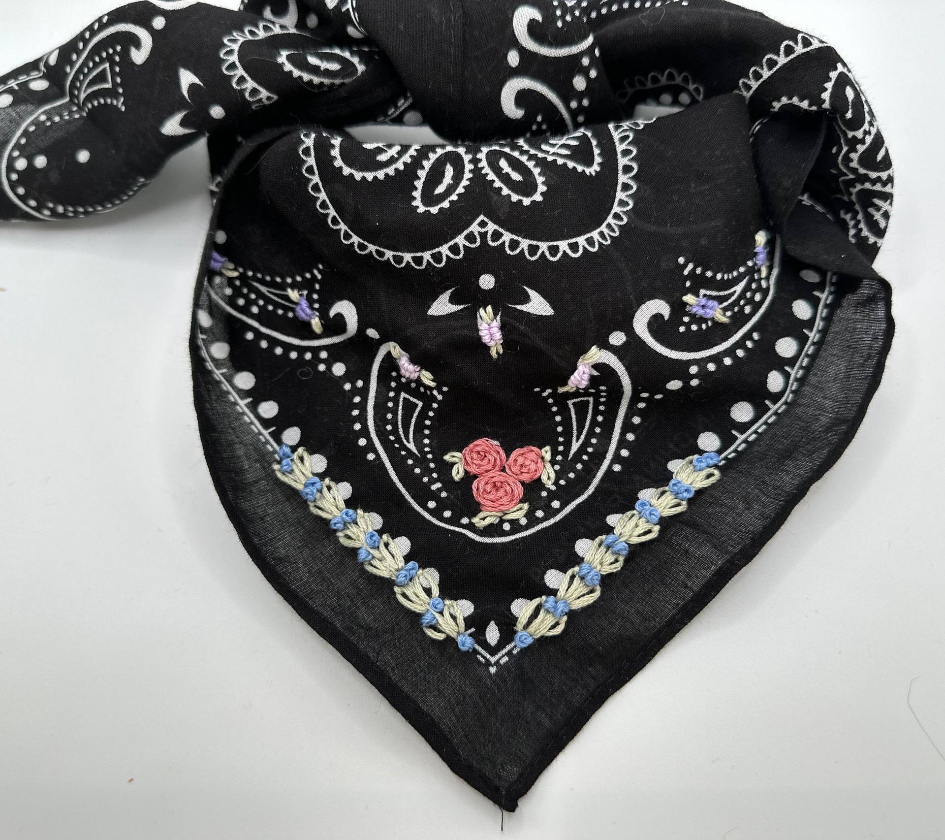 Schwarzes Halstuch Mit Blumenstickerei | Geblümten Cowgirl Schwarzes Halstuch Mit Blumenstickerei | Geblümten Cowgirl von littlelambdesignsUS