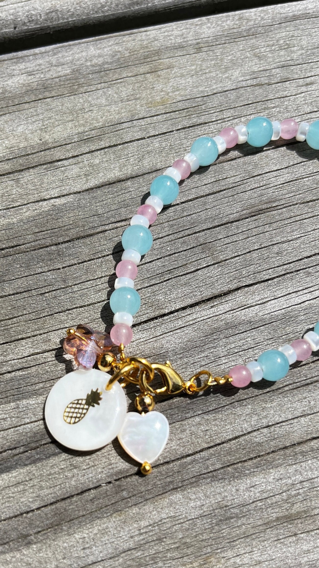 Armband Aus Jade - Und Heishiperlen, Vergoldeten Elemente Anhänger Mit Perlmutt Ananasanhänger Armband Aus Jade - Und Heishiperlen, Vergoldeten Elemente Anhänger Mit Perlmutt Ananasanhänger von littlemasterworks