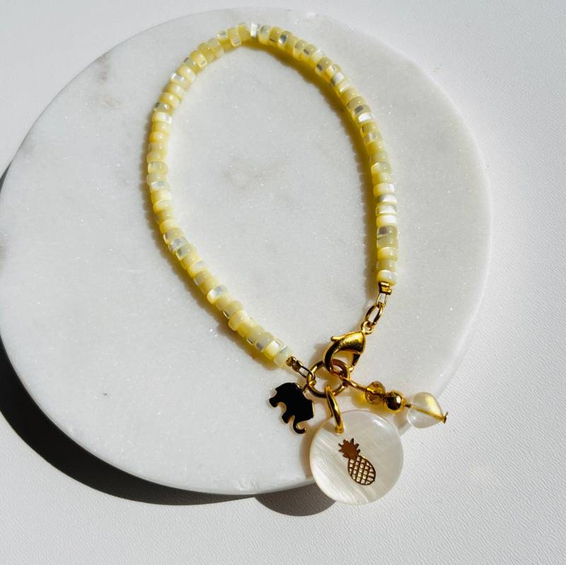 Naturperlmutt Heishi Armband 24K Vergoldete Elemente Und Anhänger Mit Perlmutt Ananasanhänger von littlemasterworks