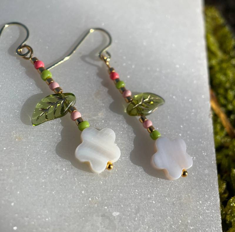 Ohrhängerchen Ohrringe Mit Weißer Perlmuttblume Und Bunten Glasperlen von littlemasterworks