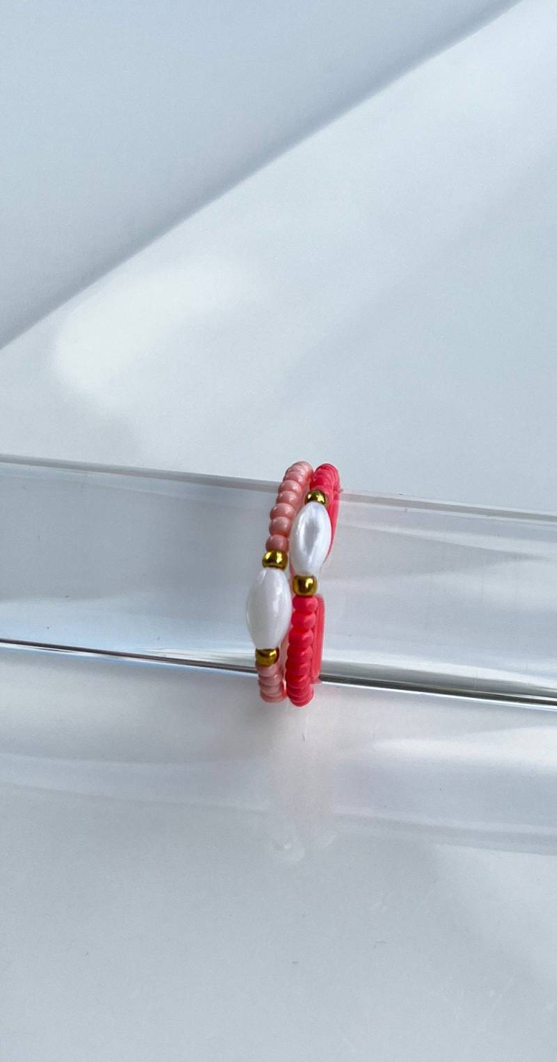 Perlen Ring Aus Glasperlen Mit Ovaler Perlmuttperle von littlemasterworks